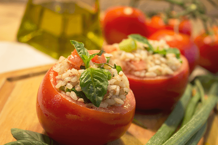 TOMATES RELLENOS CON ARROZ Y ALBAHACA