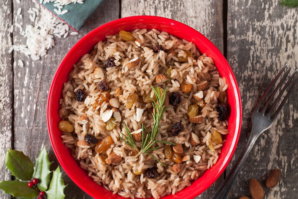 Arroz navideño con pasas rubias y almendras